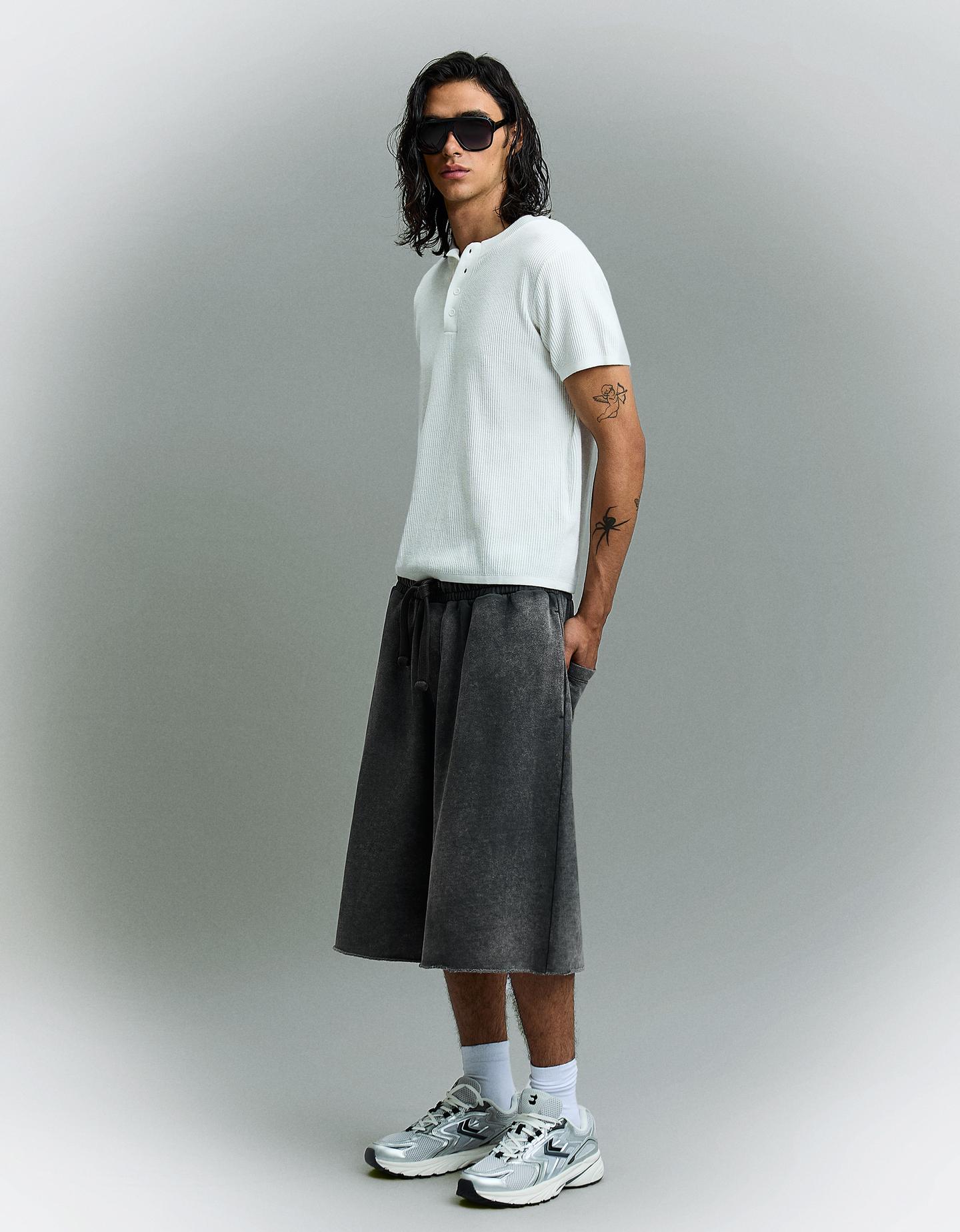 Bershka bermudy jogger z dzianiny dresowej szary