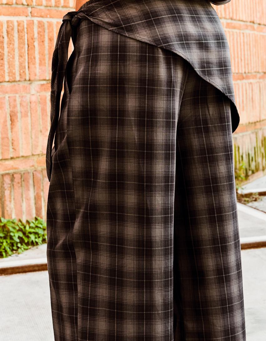 Calça com pregas e lenço-Marrom
