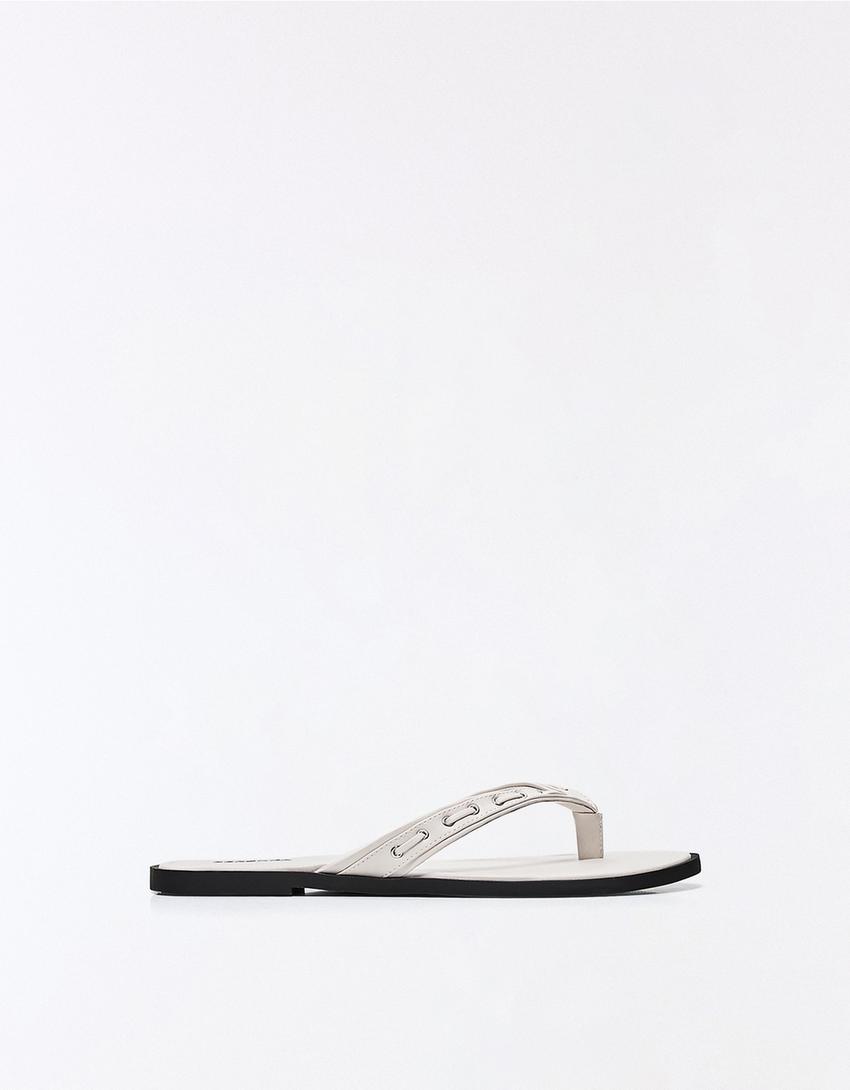 Flade sandaler med nitter-HVID