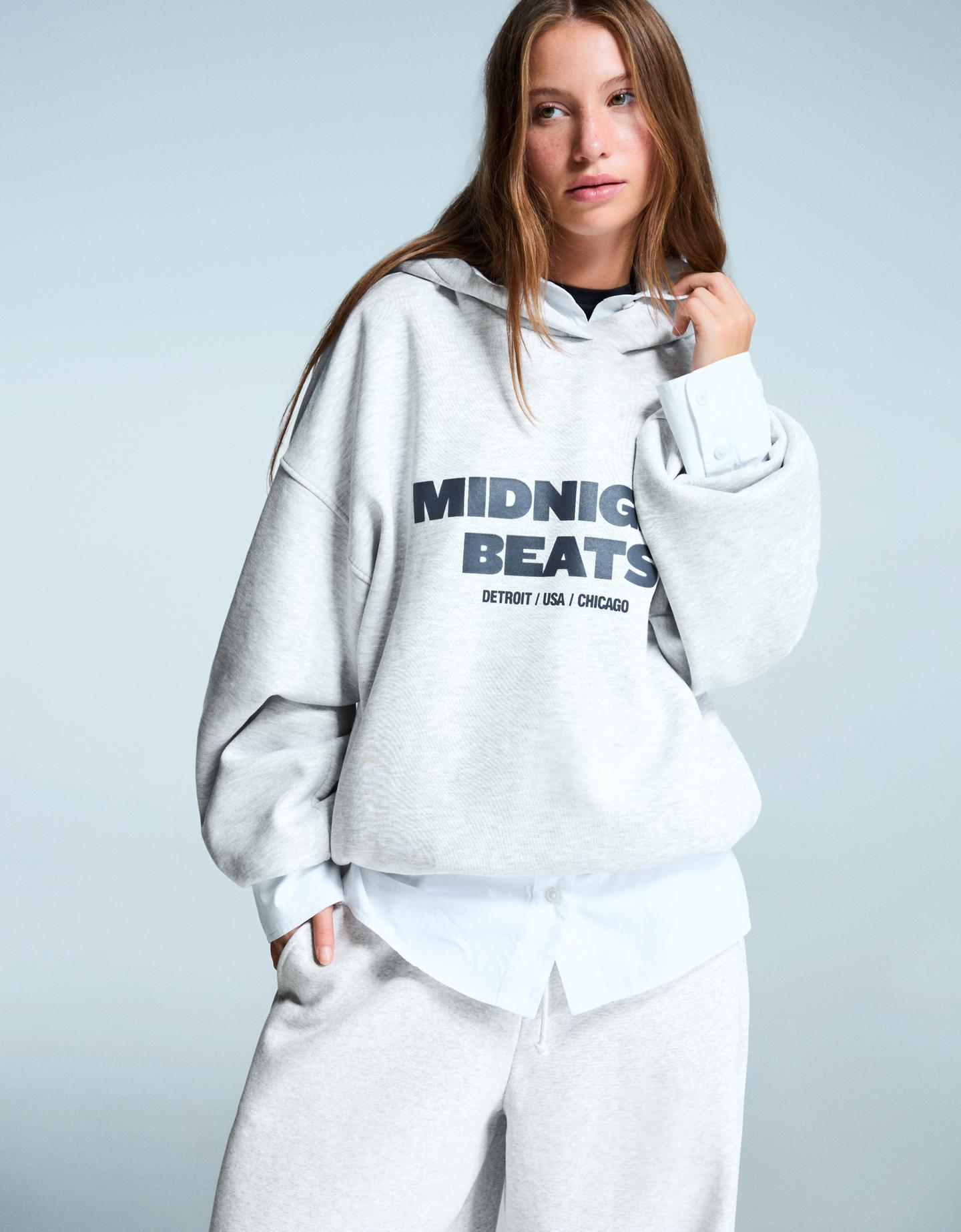 Bershka bluza oversize z kapturem i nadrukiem szary