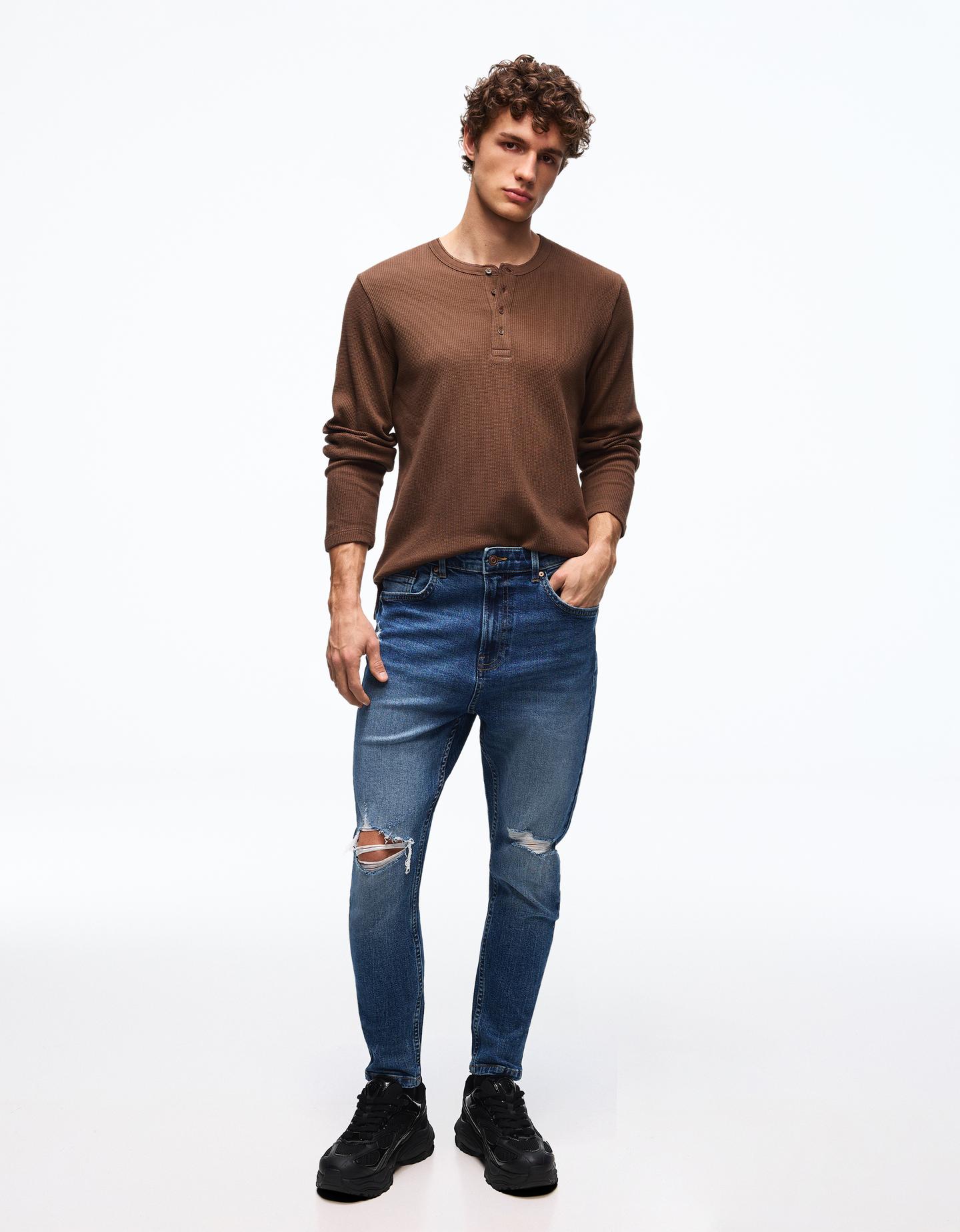 Bershka jeansy o kroju carrot z przetarciami niebieski