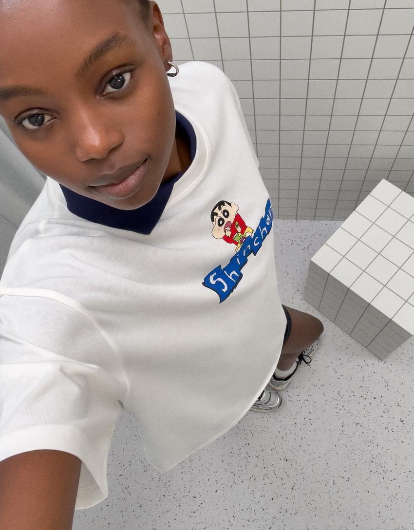 'Oversize' stila krekliņš ar īsām piedurknēm 'Shin Chan'-Pelēkbalts