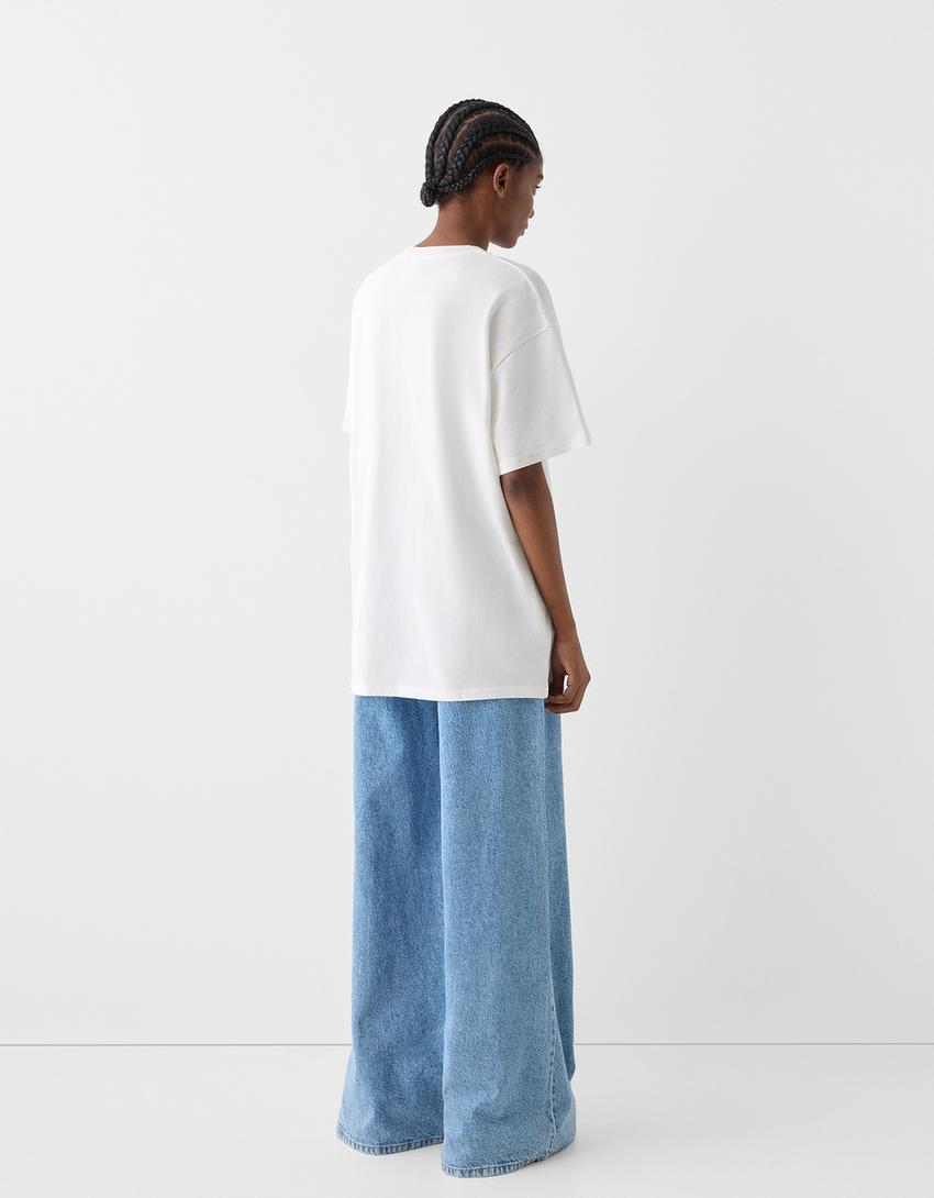 T-shirt Bershka Wearable Art oversize fit com estampado-Gelo-2