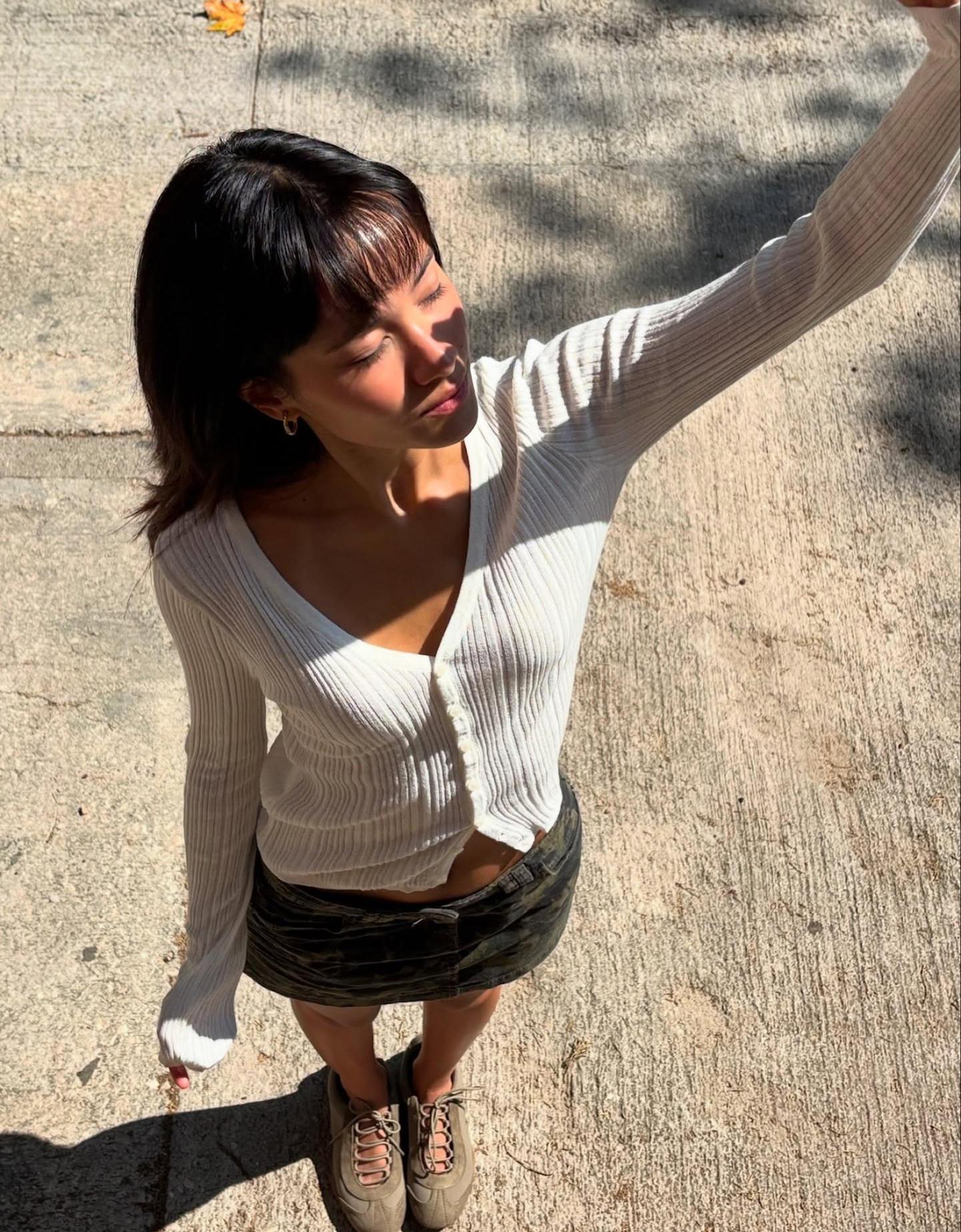 Bershka kardigan z guzikami z prążkowanej dzianiny biały