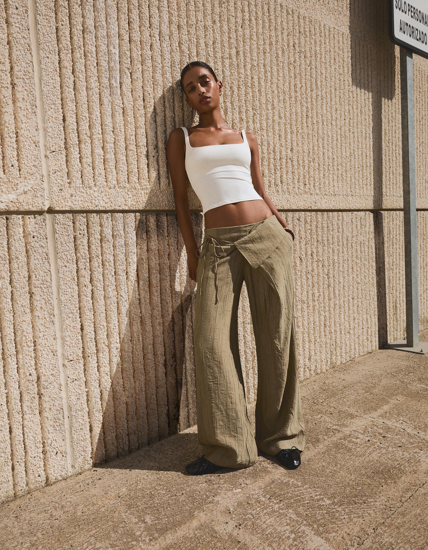 Bershka spodnie strukturalne z podwiniętym pasem khaki