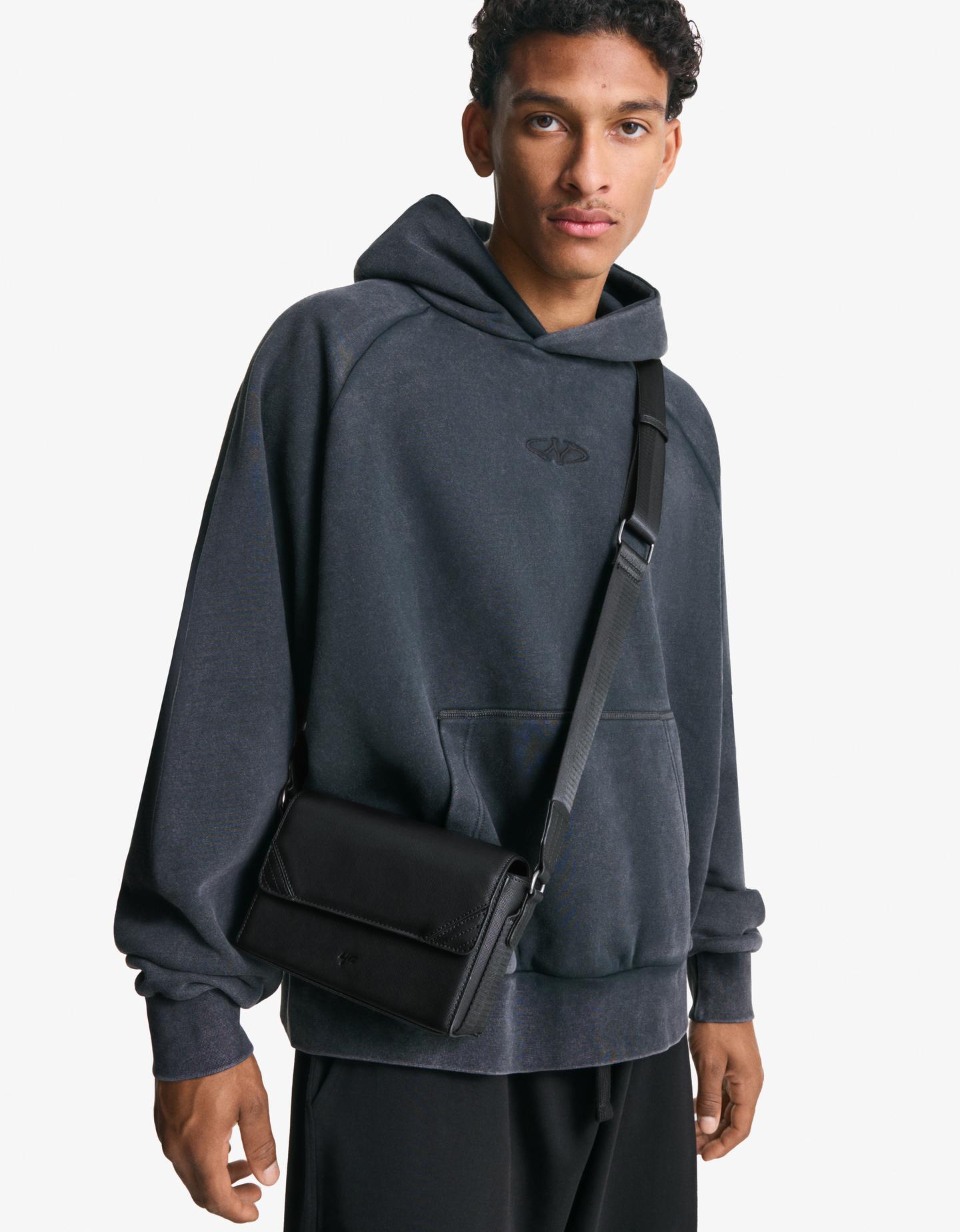 Bershka torebka na ramię czarny