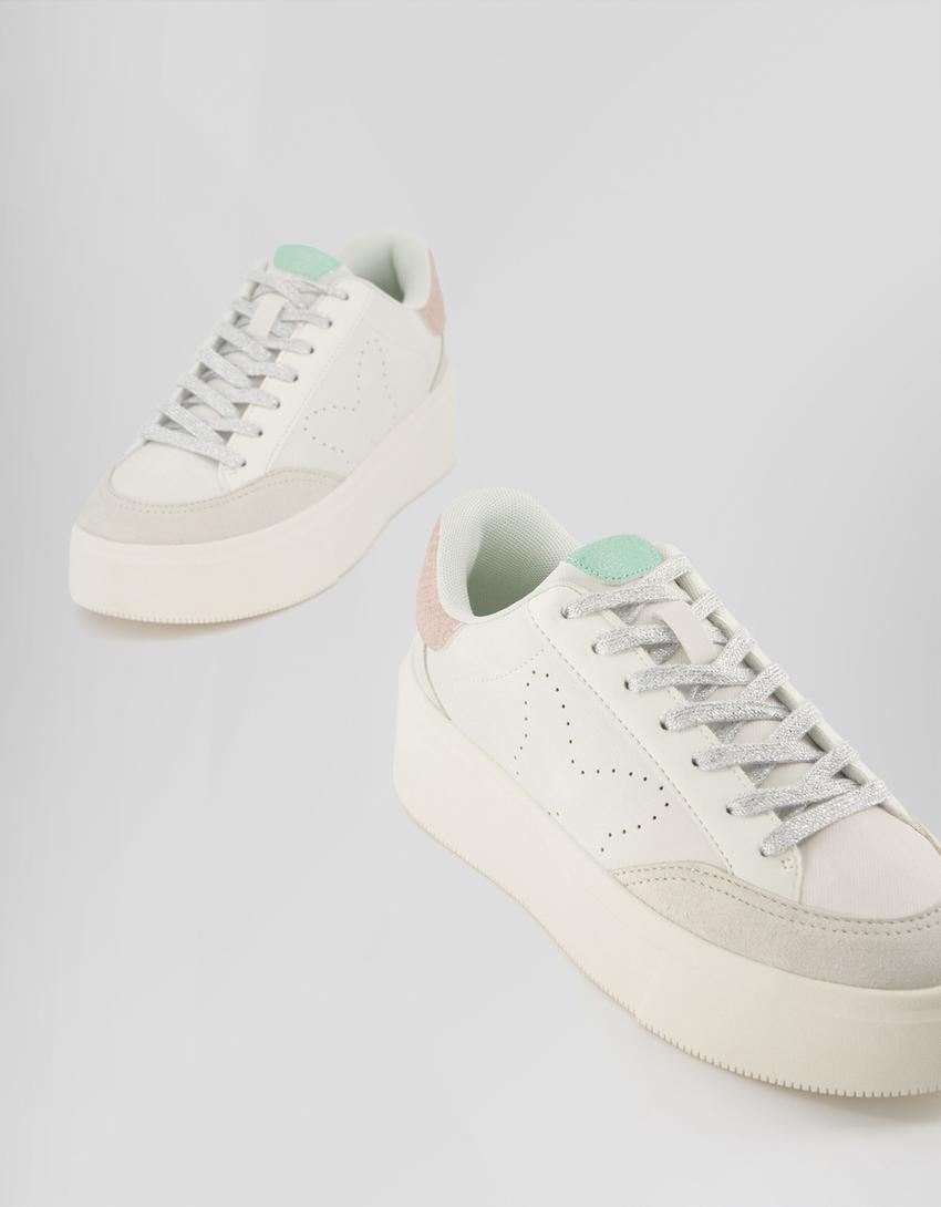 حذاء رياضي بطبعة حيوانية ونقش وتفصيل لامع-أبيض