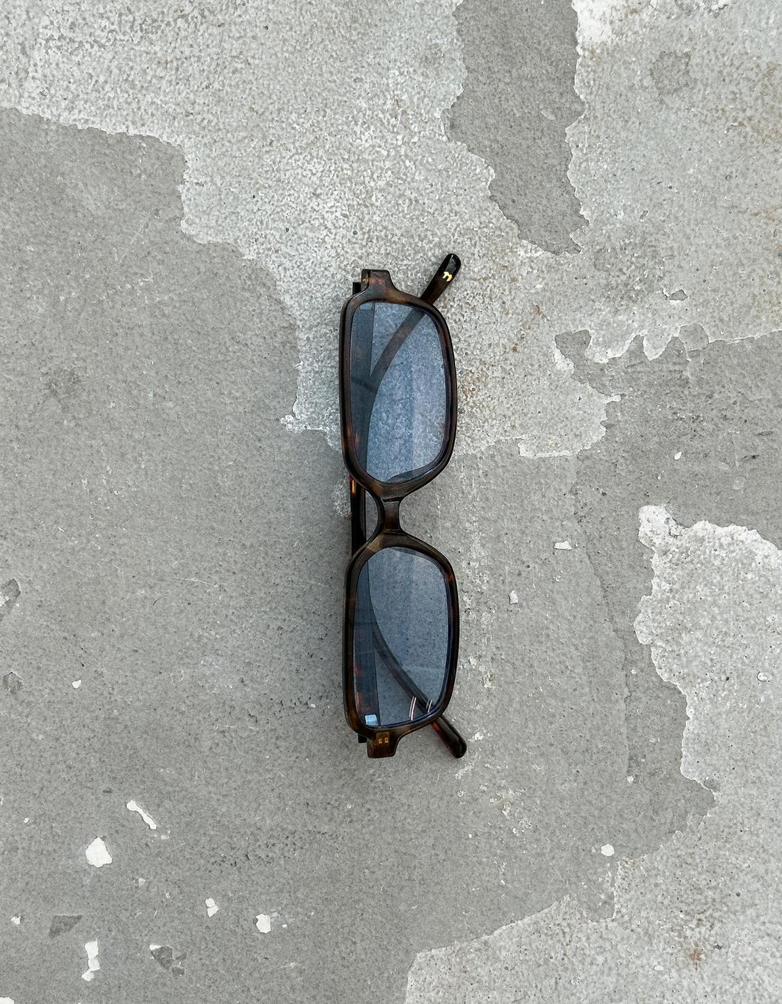 Rectangular tortoiseshell effect sunglasses