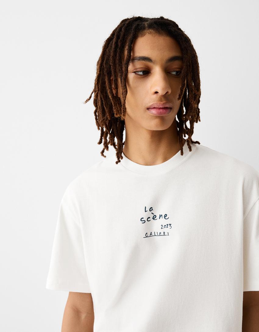 تيشرت بقصّة مربعة وأكمام قصيرة وطبعة-أبيض-2