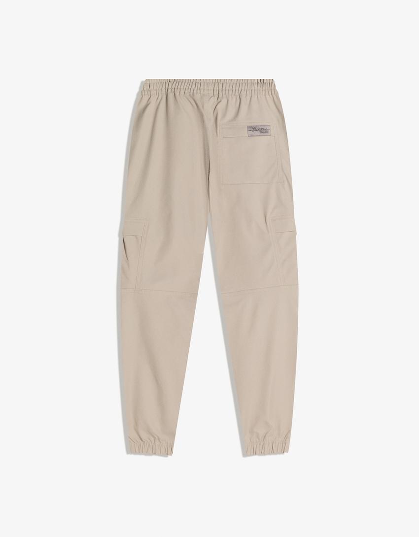 Pantalón cargo técnico-Gris