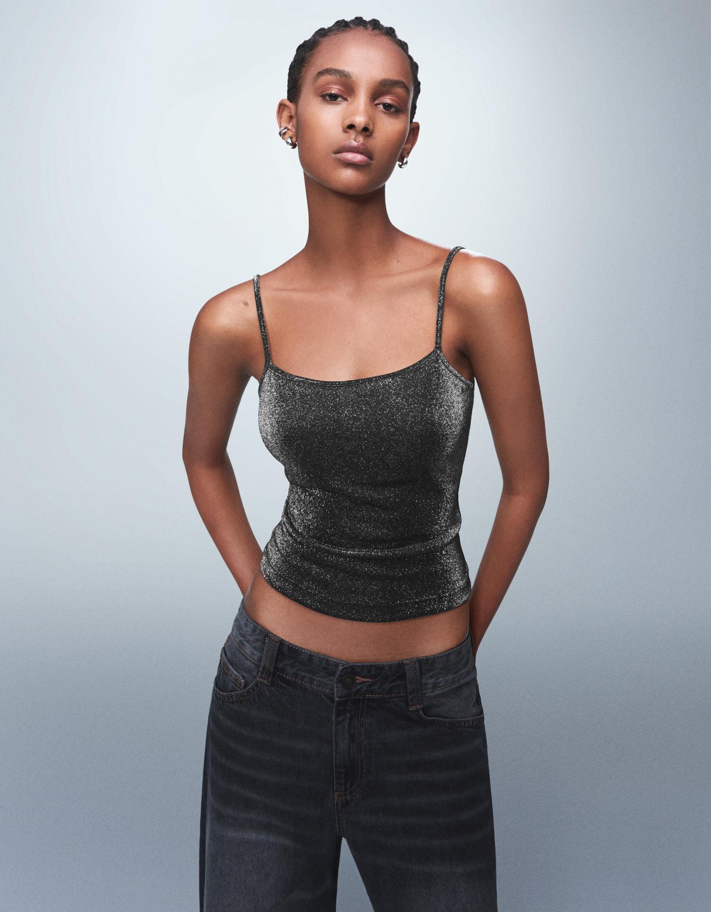 Bershka top na ramiączkach z metalizowaną nicią srebrny