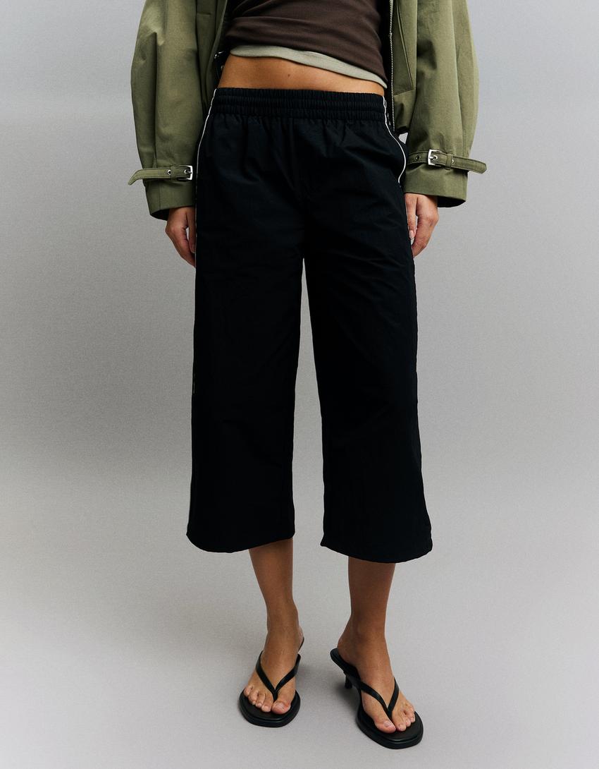 Capri hlače od tehničke tkanine sa stoperima-Crna