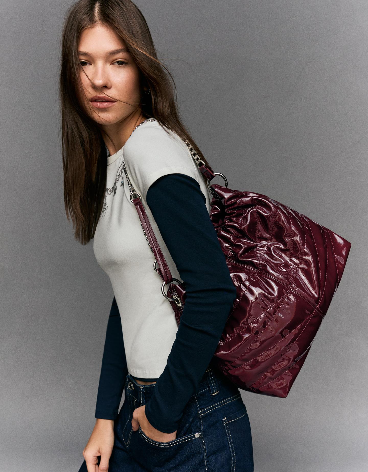 Bershka pikowana torebka worek z efektem lakierowanej skóry bordowy