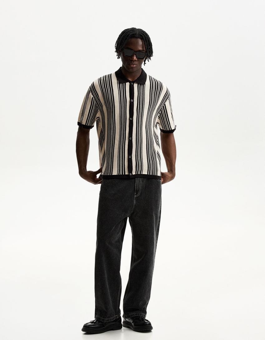 قميص مخطط بأكمام قصيرة وملمس بارز-أبيض / أسود