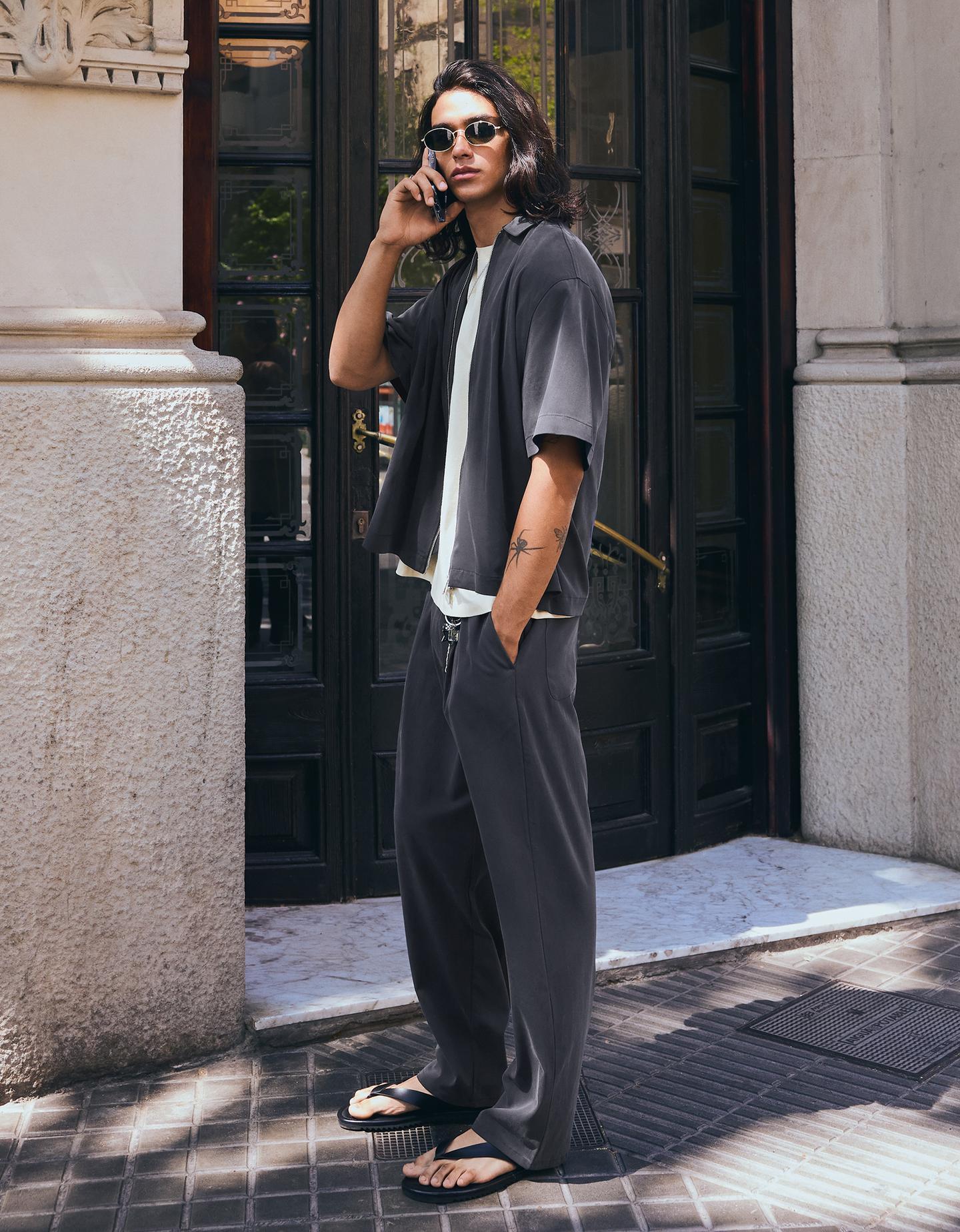 Bershka luźne spodnie o kroju super baggy z zaszewkami granatowy
