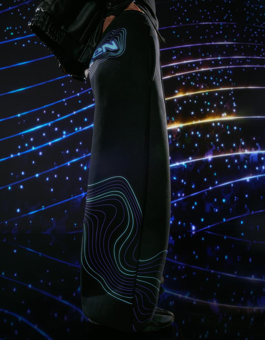 بنطال KPop Demon Hunters Huntr/x ناعم بقصًة باريل وبطبعة-أسود