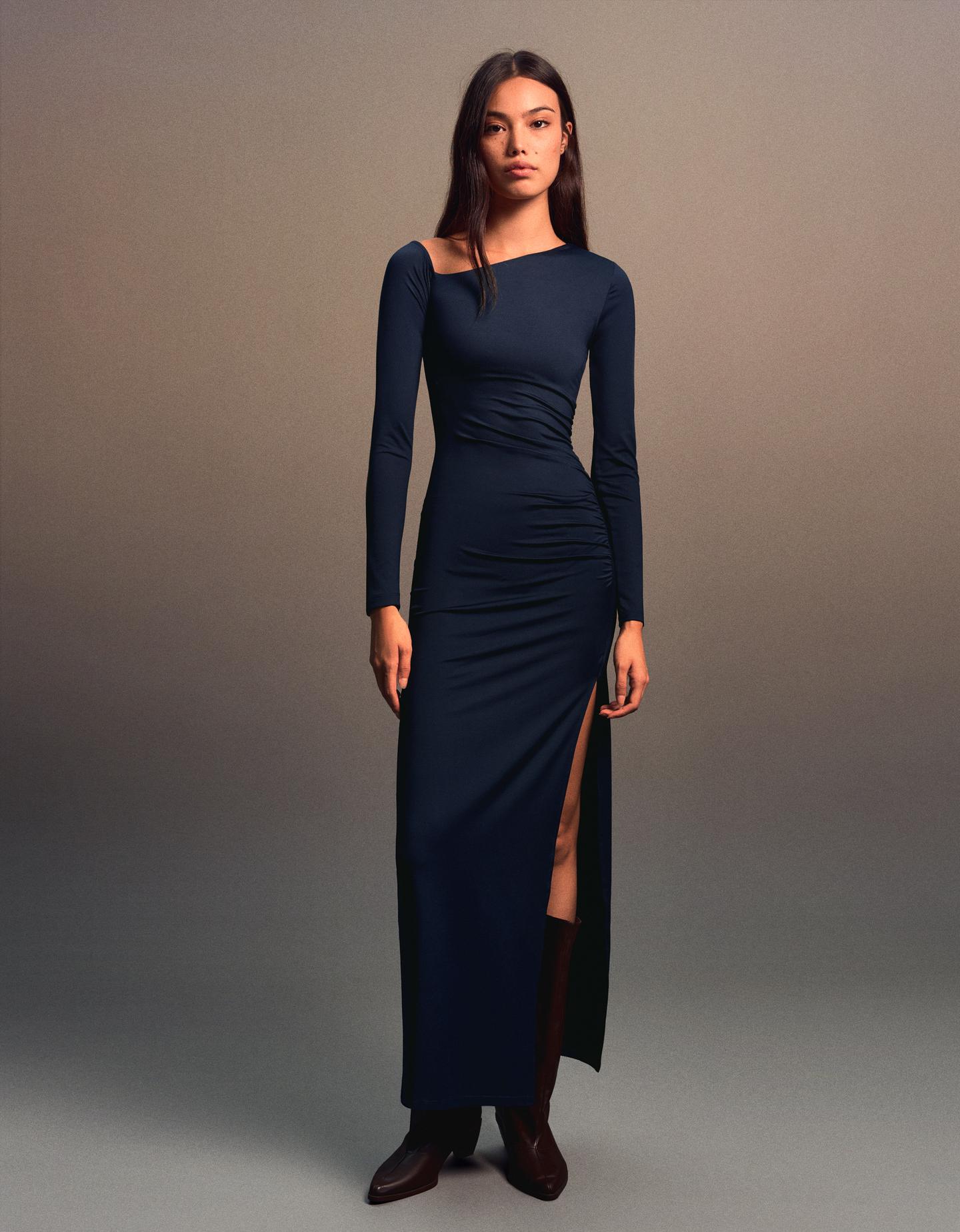 Bershka asymetryczna sukienka midi z długim rękawem granatowy