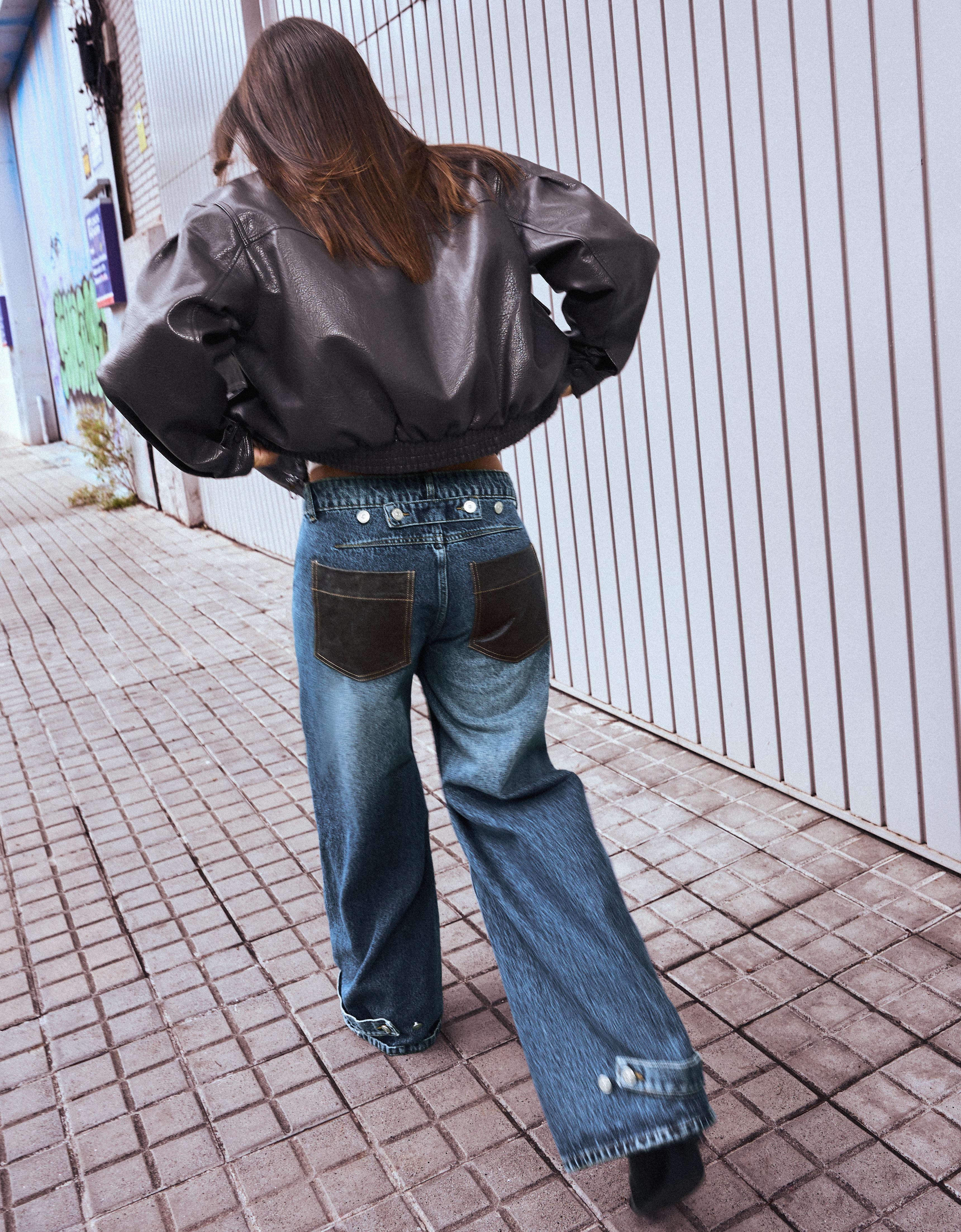 Bershka Jeansy O Kroju Barrel, Wysoki Stan, Kieszeń, Sztuczna Skóra Kobieta 32 Wyblakły Niebieski