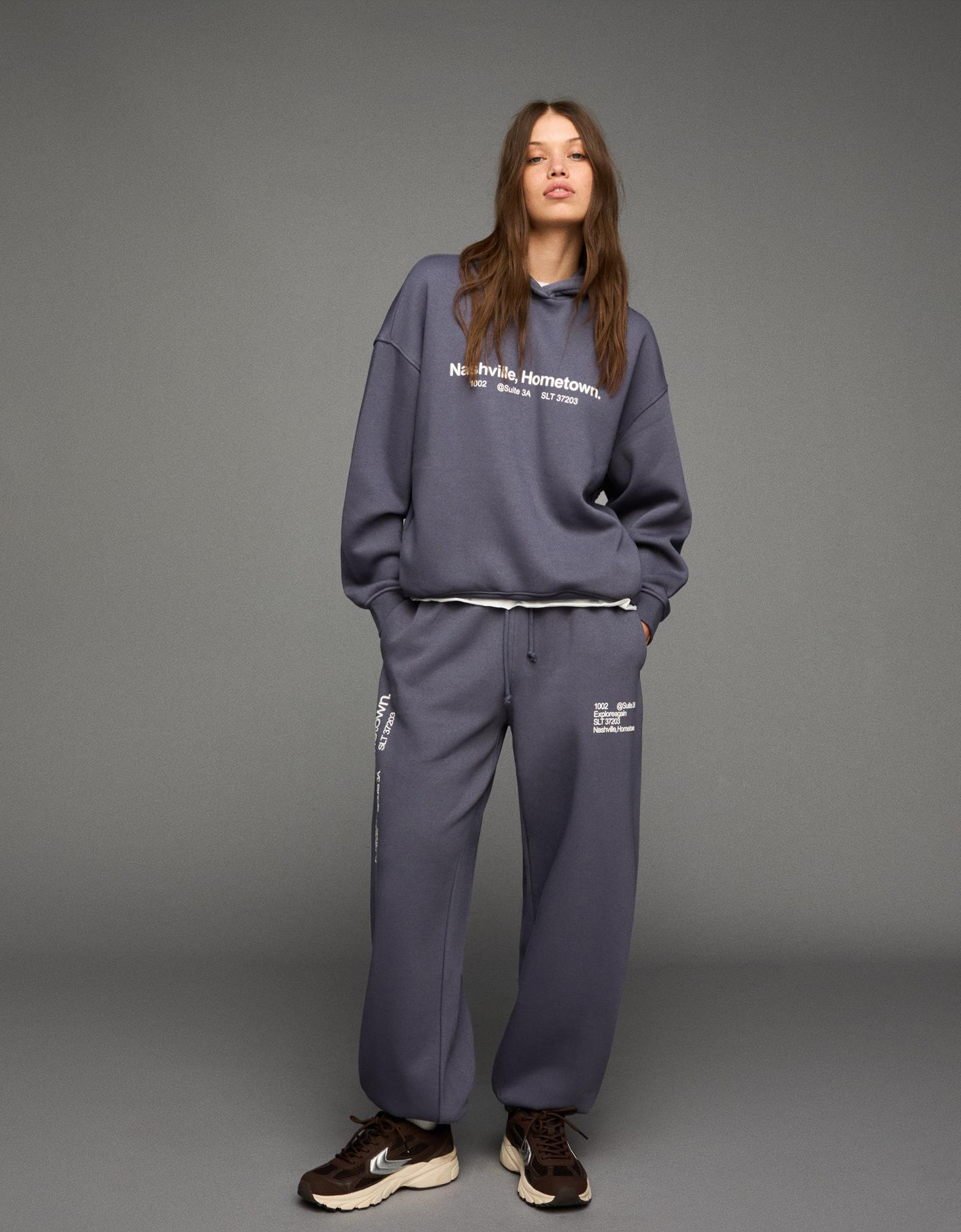Bershka spodnie jogger z nadrukiem ciemnoszary
