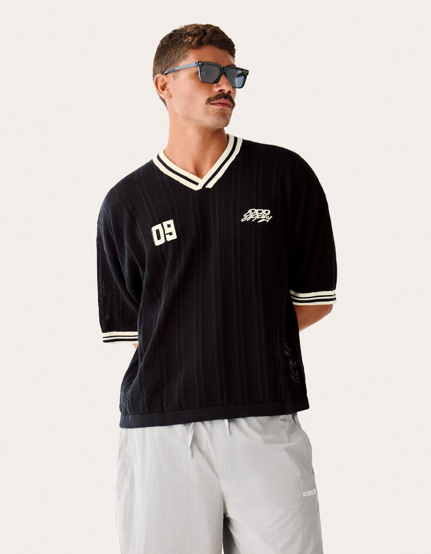 Bershka koszulka retrosport z dekoltem w serek czarny