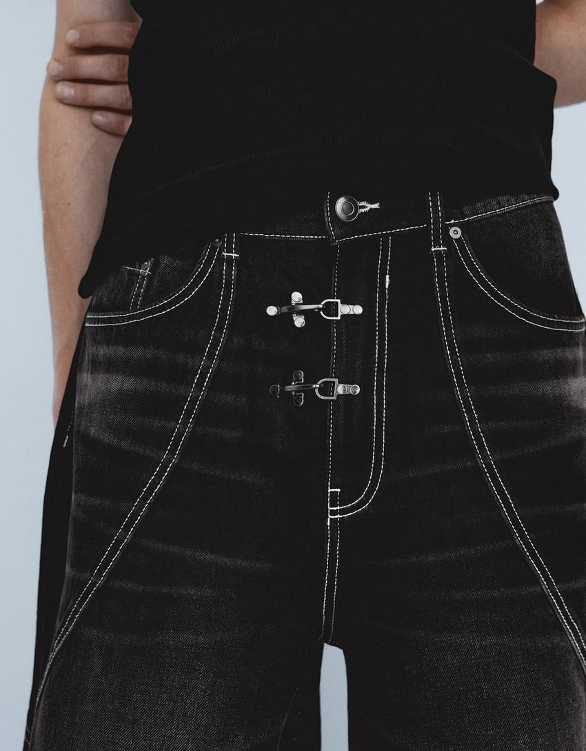 Bermuda denim baggy com alamares-Preto