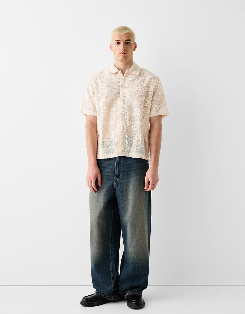 قميص بطبعة زهور وأكمام قصيرة وملمس بارز-أبيض مطفي-3