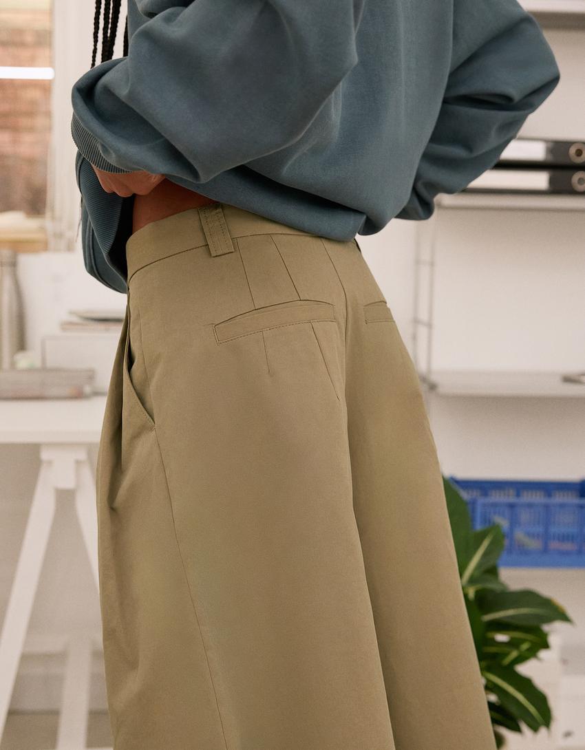 Voluminous Bermuda shorts with darts-Camel-1