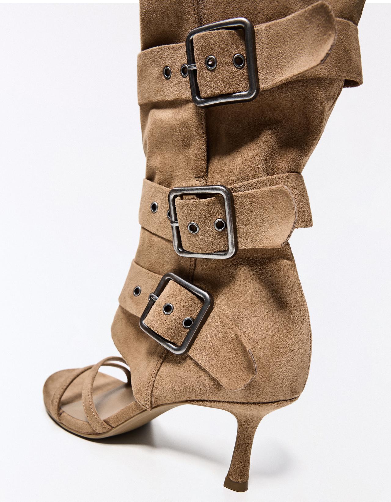 Heeled trousers sandals with buckles — BEIGE