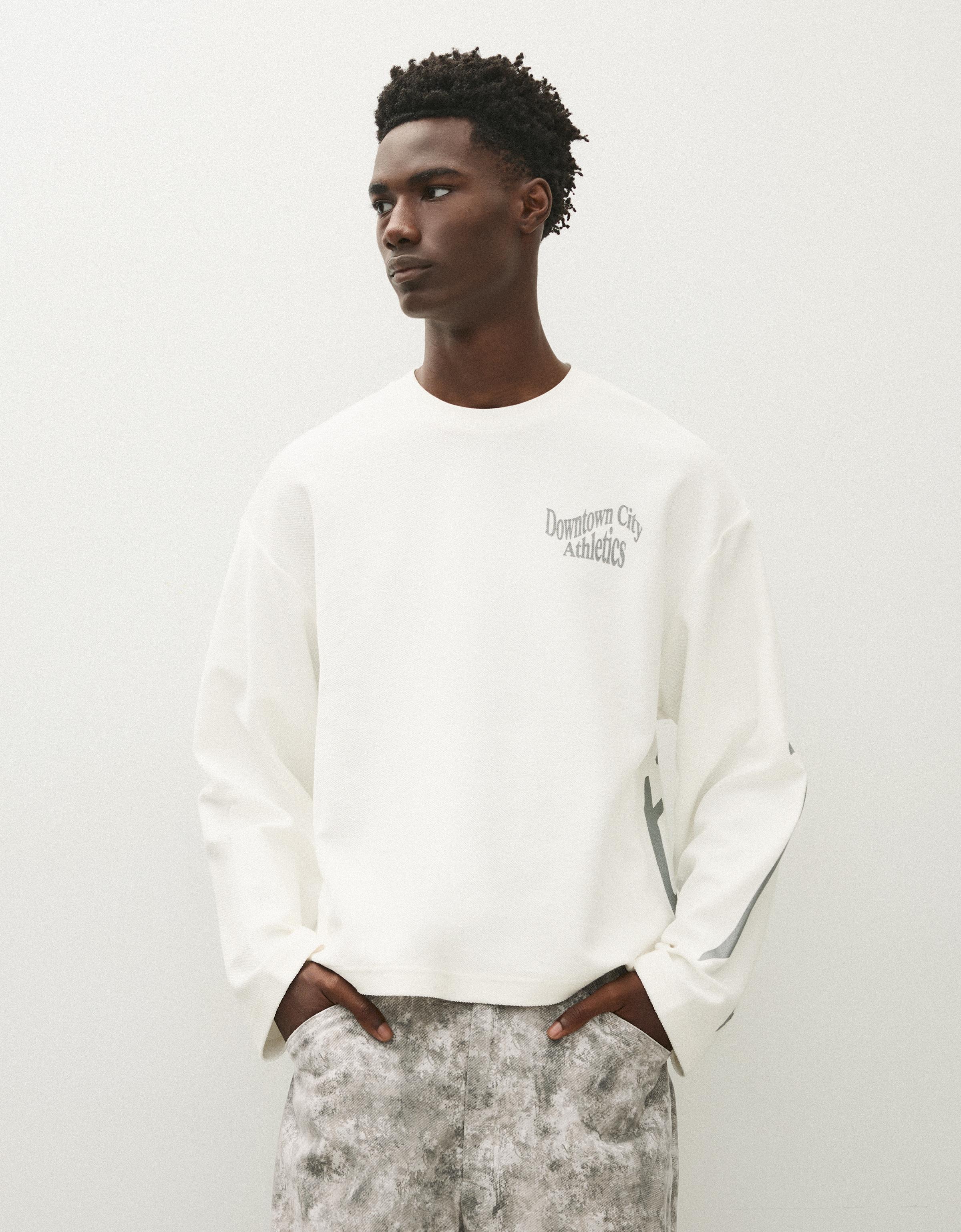 Bershka Bluza Z Dzianiny Dresowej Z Okrągłym Dekoltem I Nadrukiem Mężczyzna Biały