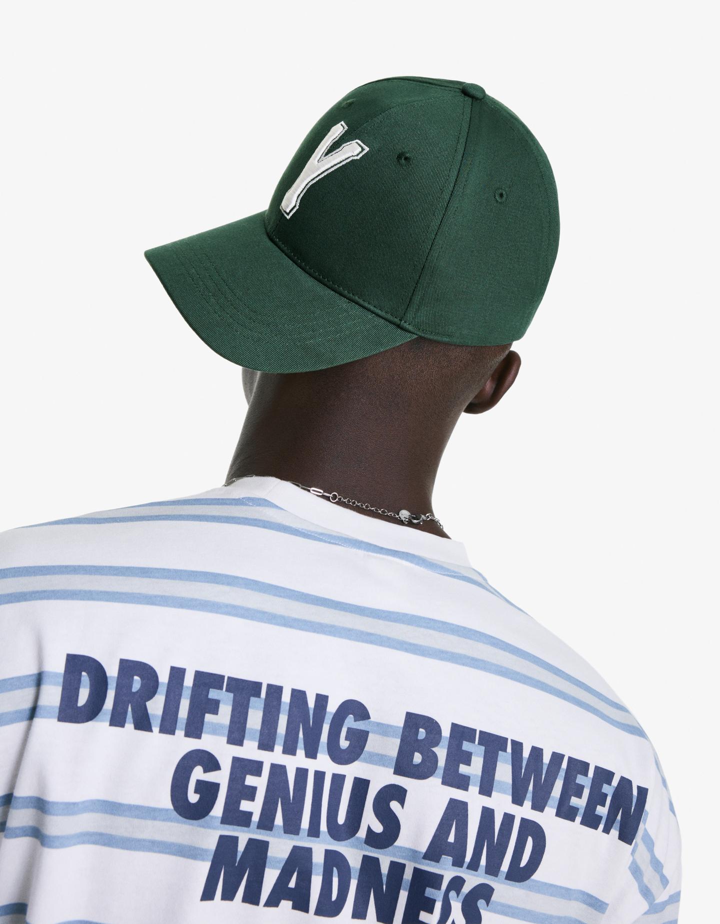 Bershka czapka z haftem zielony