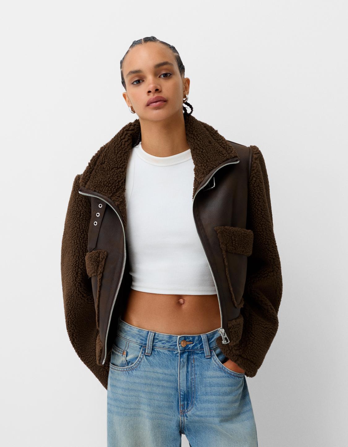 Couple Portant Des Vêtements En Cuir Synthétique | Photo Gratuite Couple Portant Des Vêtements En Cuir Synthétique | Photo Gratuite