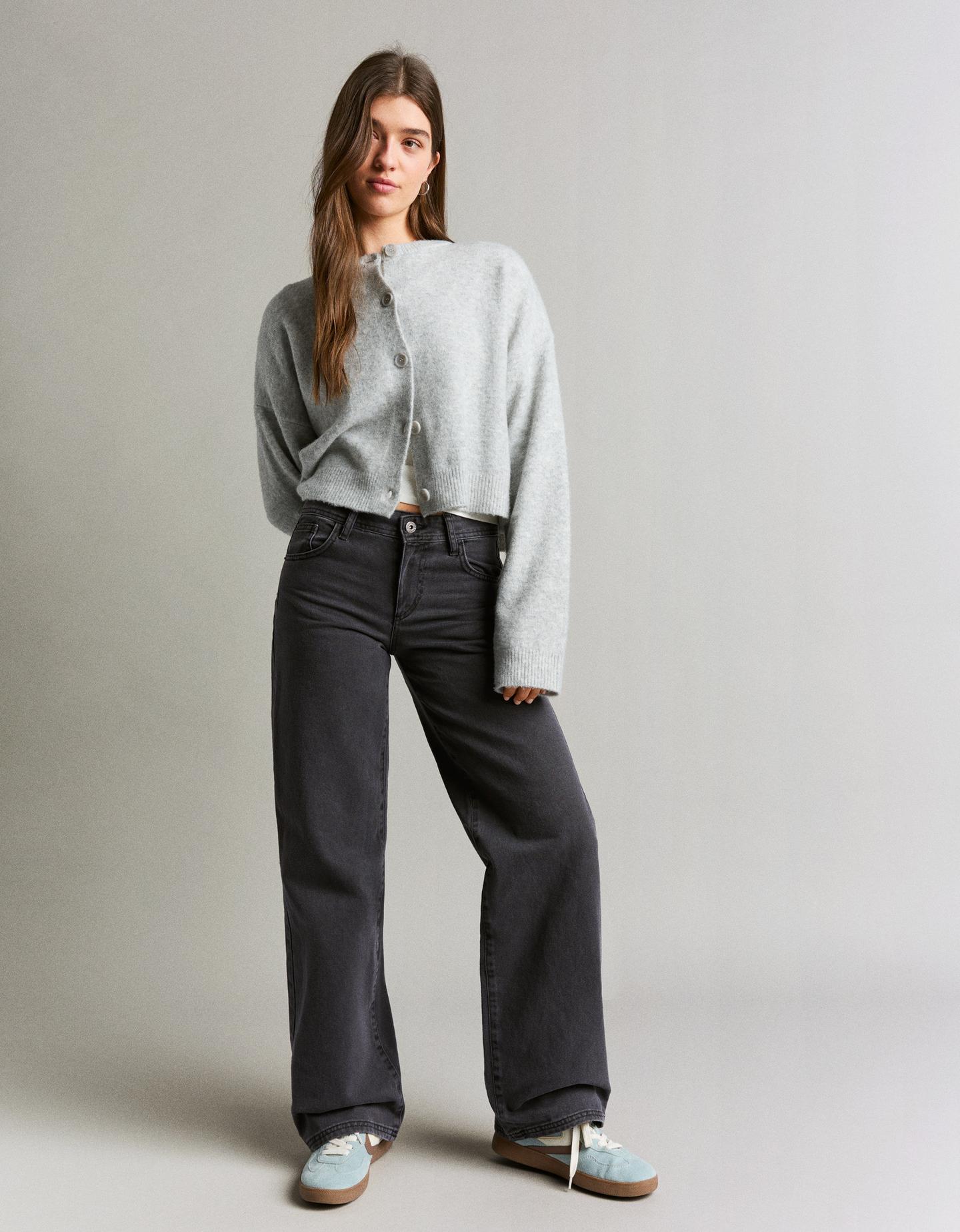 Bershka spodnie z diagonalu o kroju straight szary