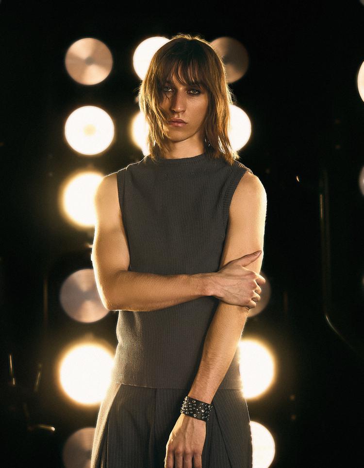 Embroidered sleeveless T-shirt