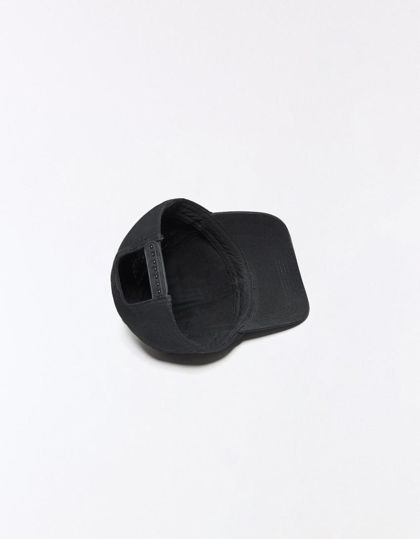 İŞLEMELİ MR. HANDY ŞAPKA-Siyah