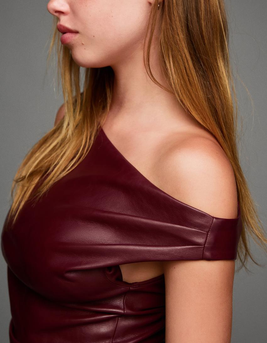 Asymmetrisches Mini-Kleid aus Kunstleder-Granatrot