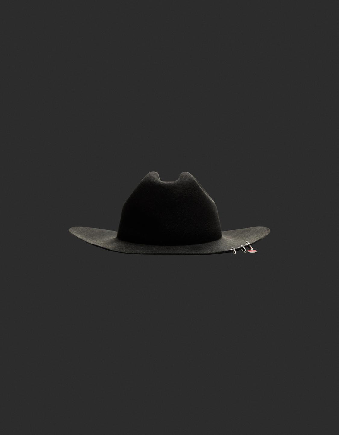 CA7RIEL & Paco Amoroso hat