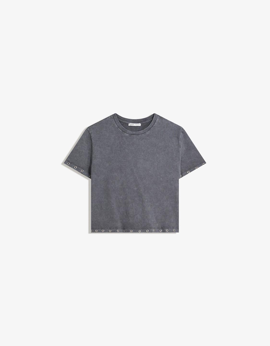 Short sleeve T-shirt with eyelets