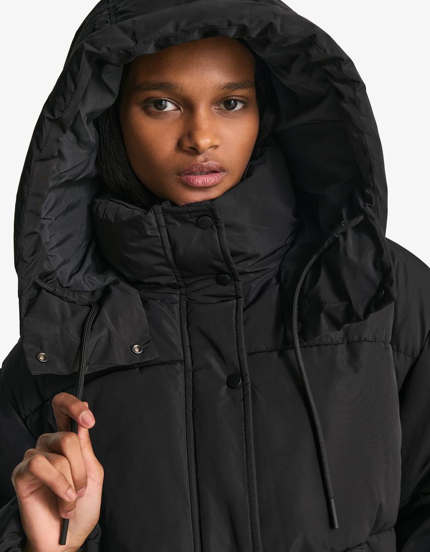 Gara pufīga jaka ar ūdensnecaurlaidīgu kapuci-Melns