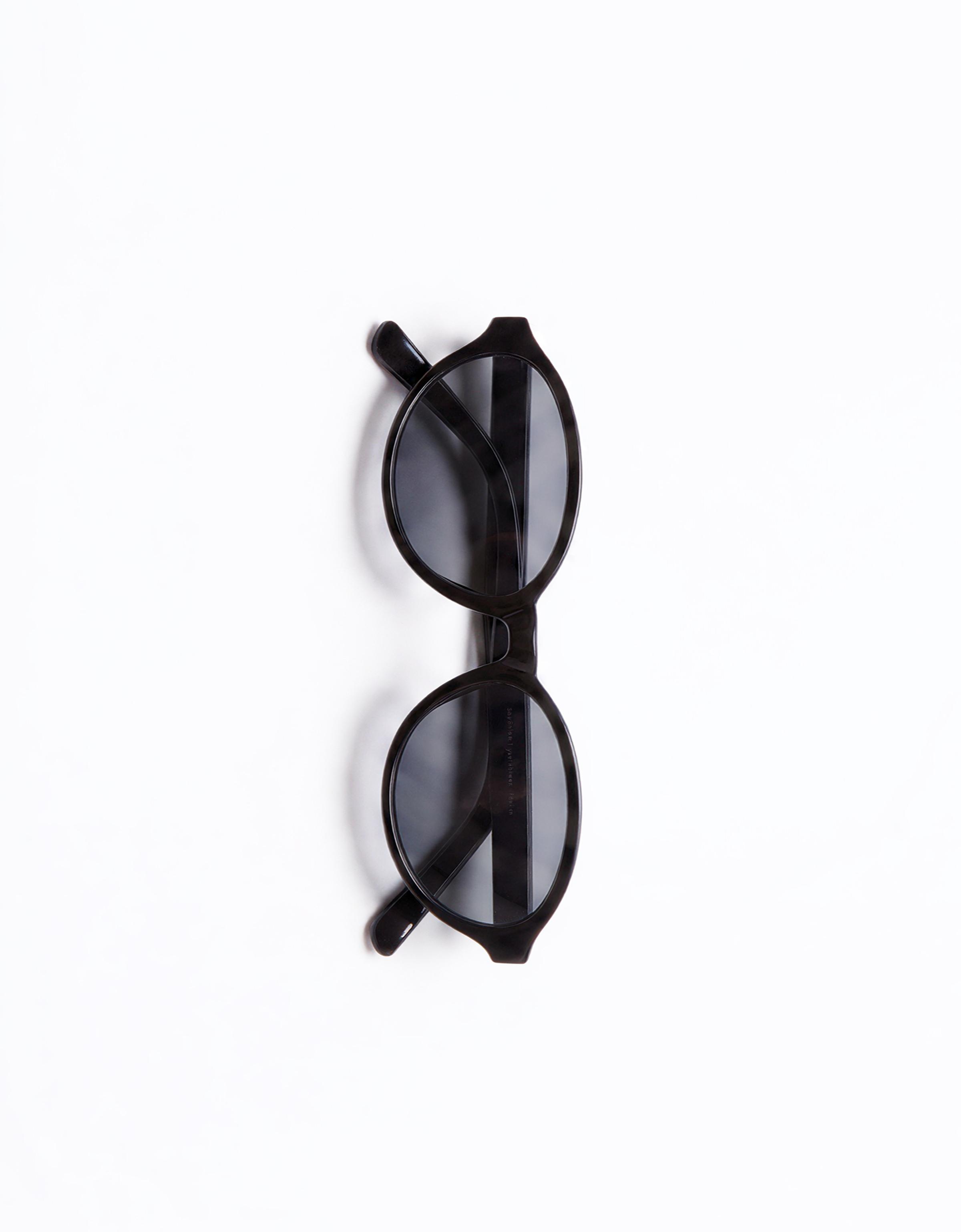 Oval plastic sunglasses — Black