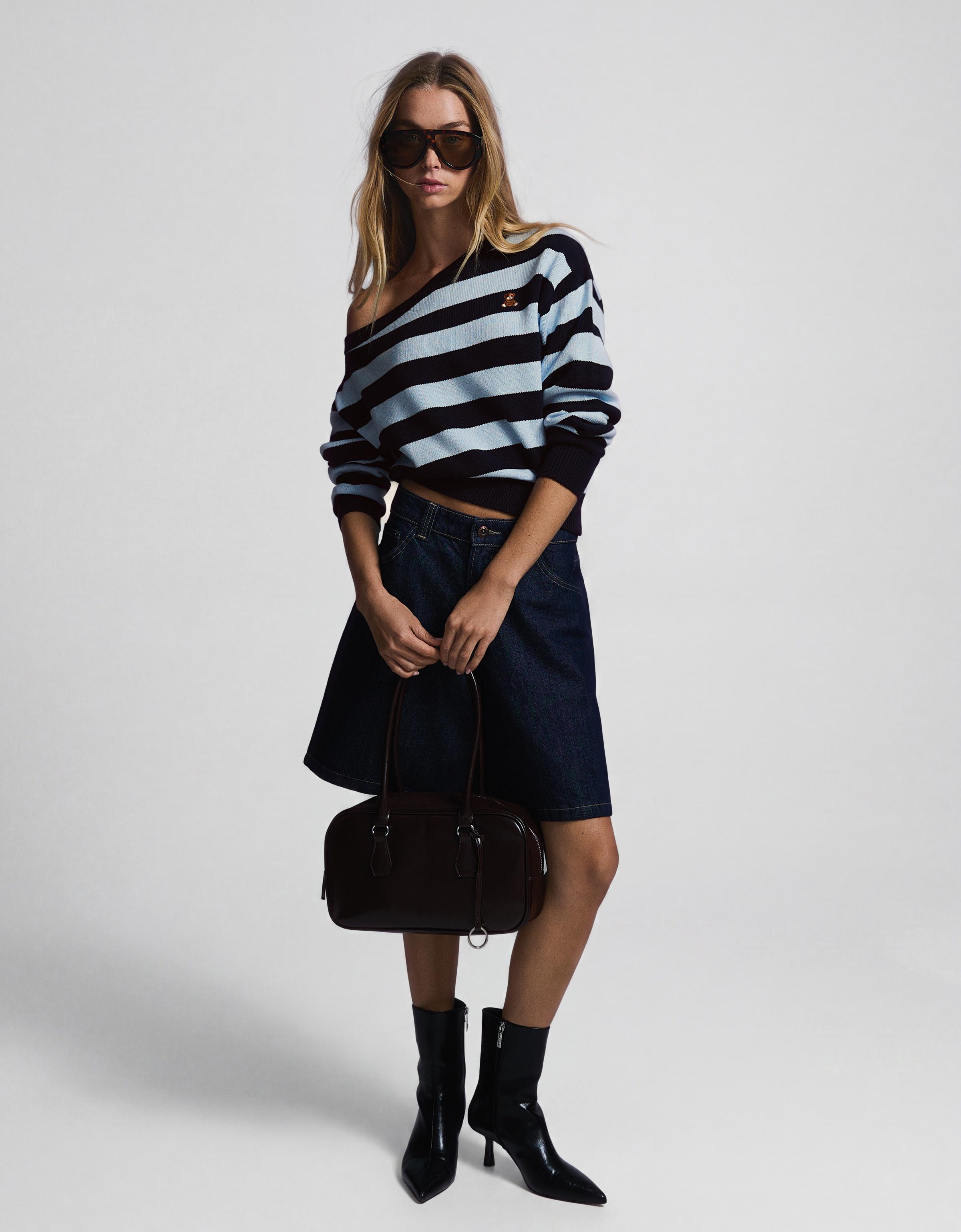 Bear embroidered boat neck jumper — Blue