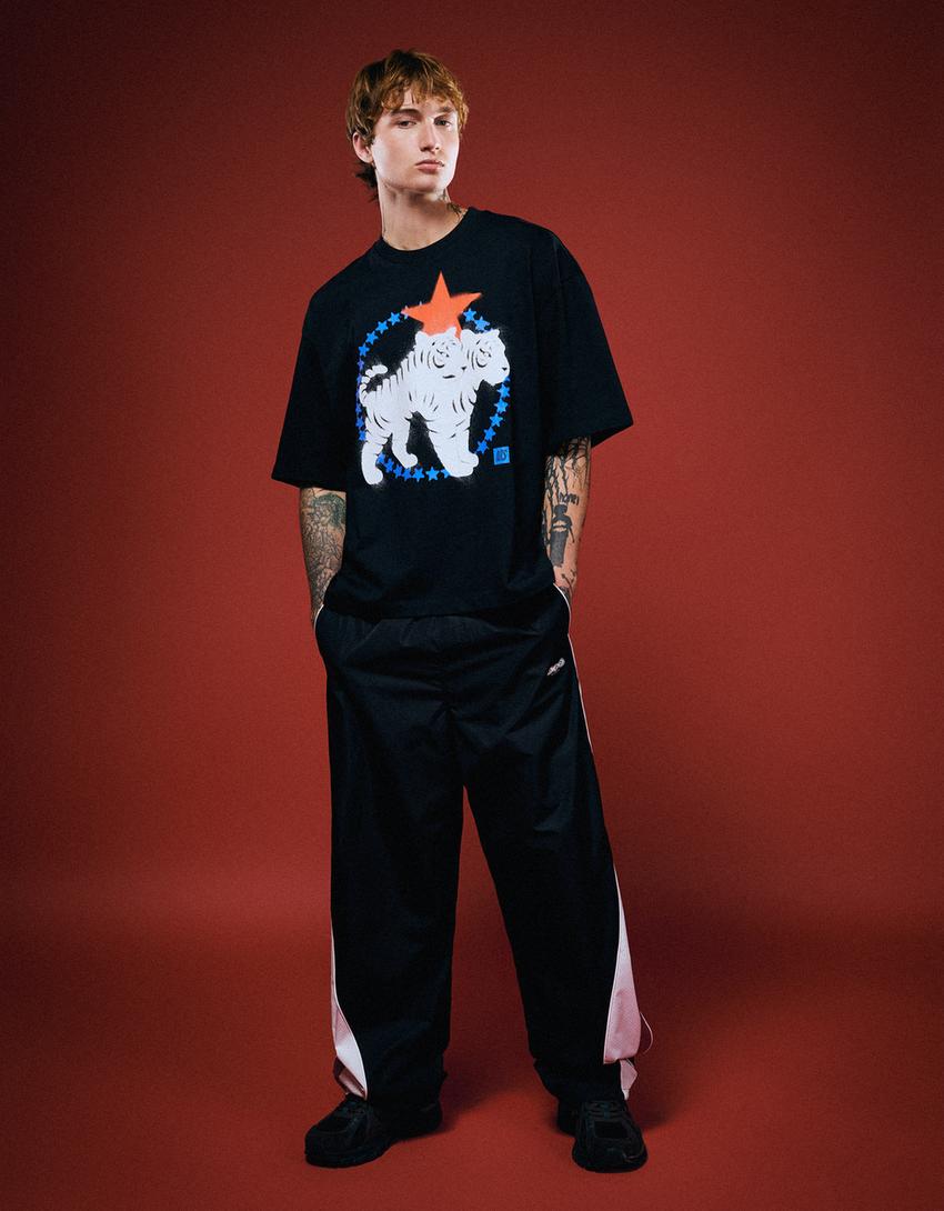 T-shirt NTS Nusar 3000 Boxy fit manga curta estampado-Preto