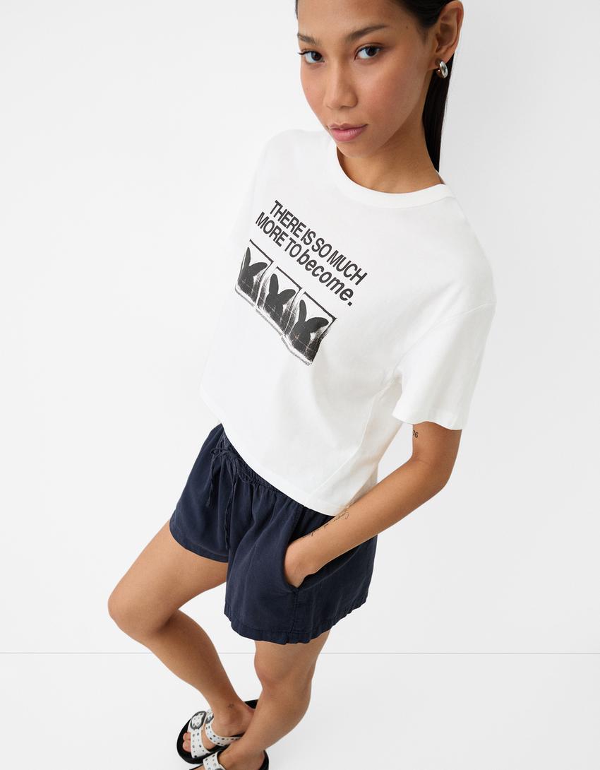 تيشرت قصير بأكمام قصيرة وطبعة-أبيض مطفي-5