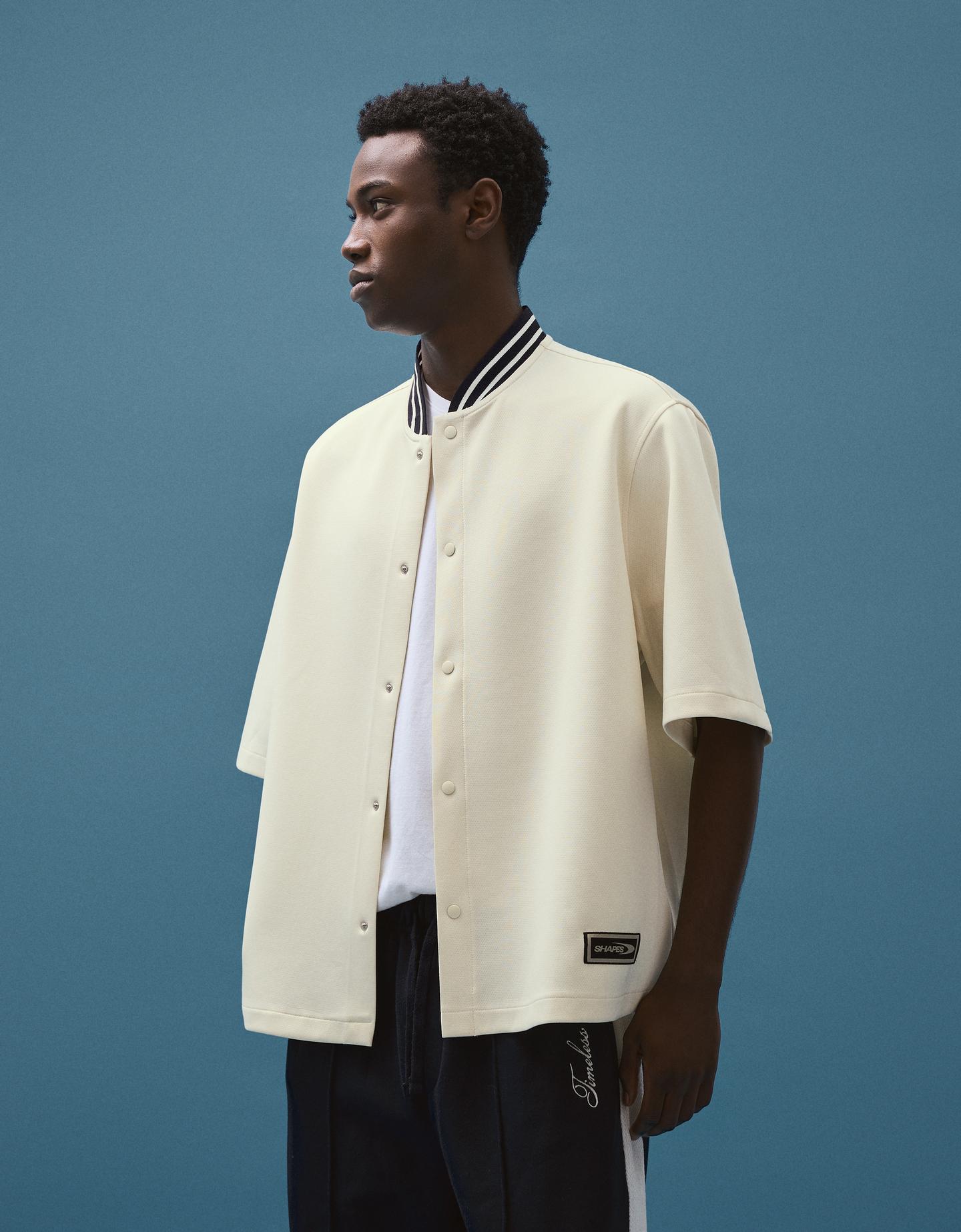 Bershka koszula boxy z krótkim rękawem z nadrukiem kremowy