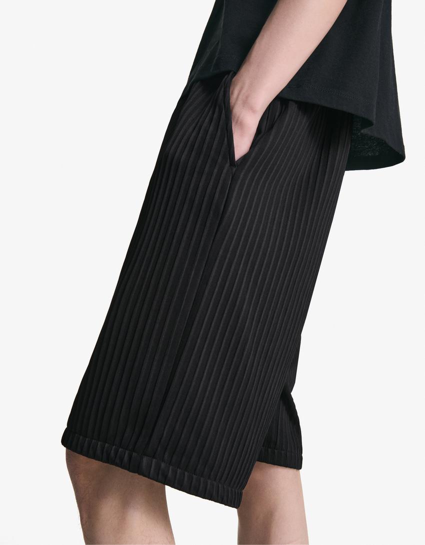 Pleated skater shorts-Black