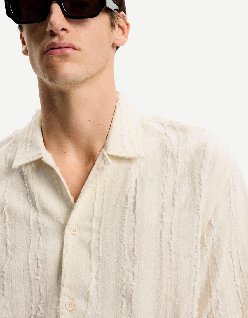 قميص بملمس بارز وأكمام قصيرة-أبيض مطفي