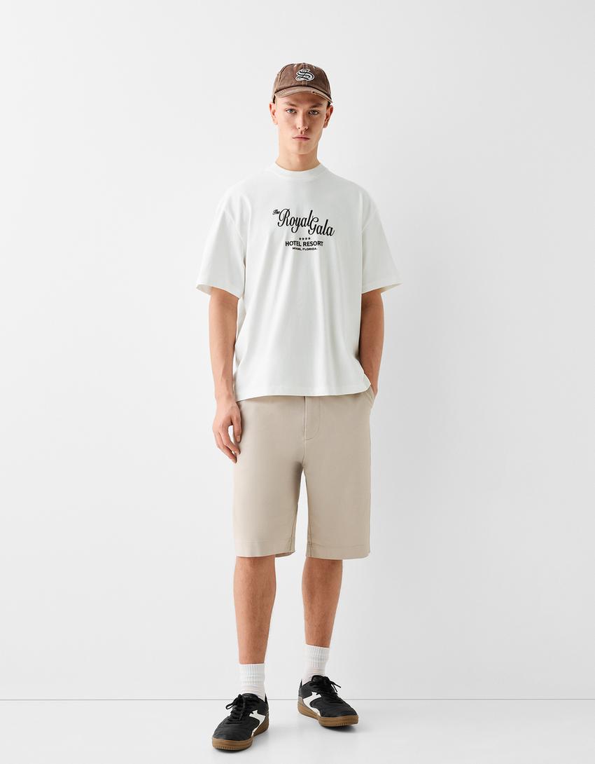 تيشرت بقصّة مربعة وأكمام قصيرة وطبعة-أبيض-3