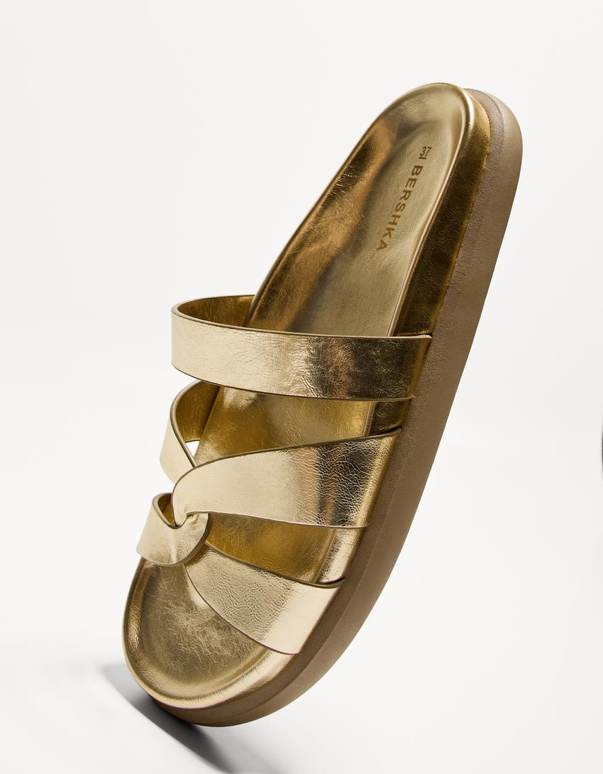 Flade sandaler med flere remme-Guld