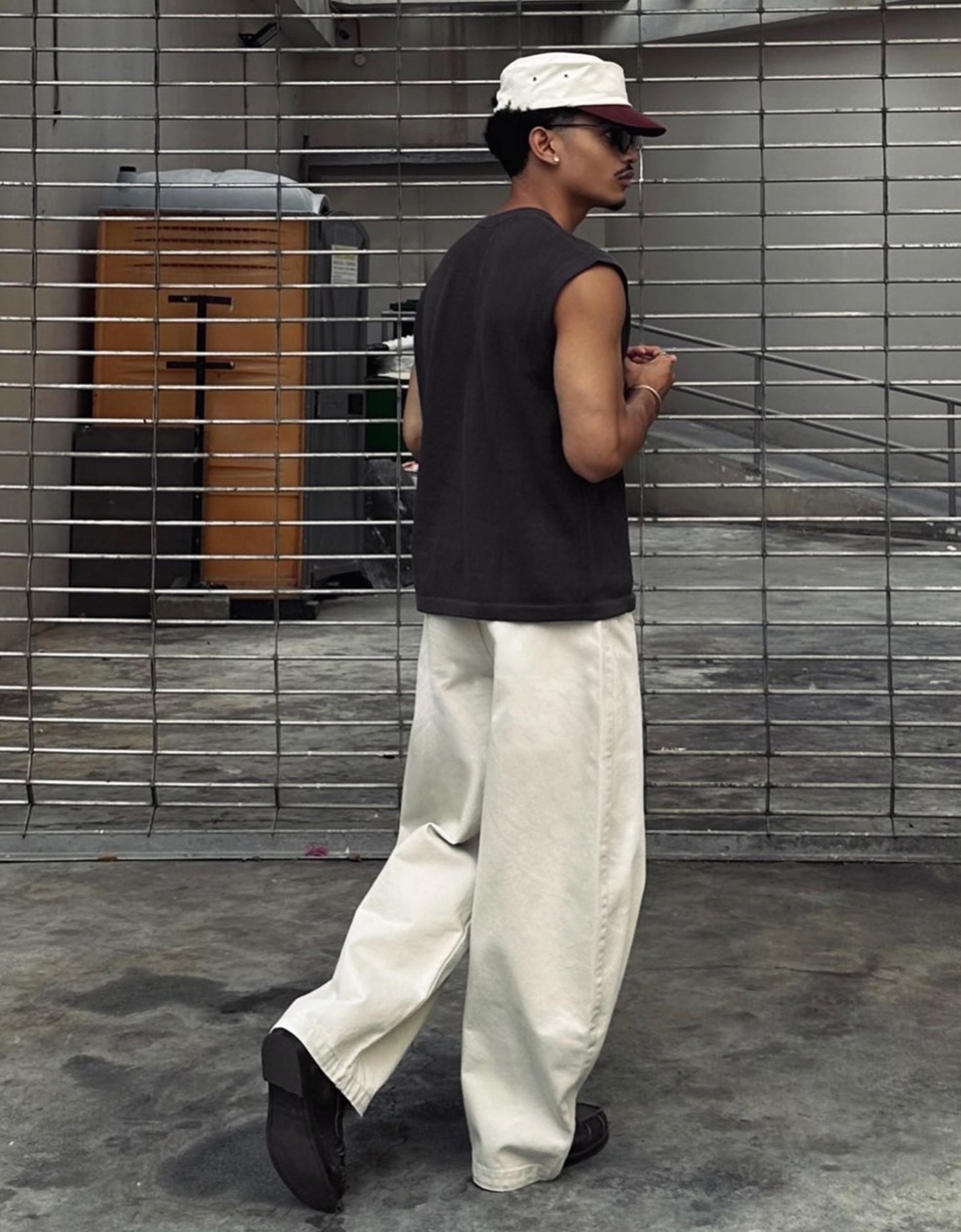 Embroidered sleeveless T-shirt — Black
