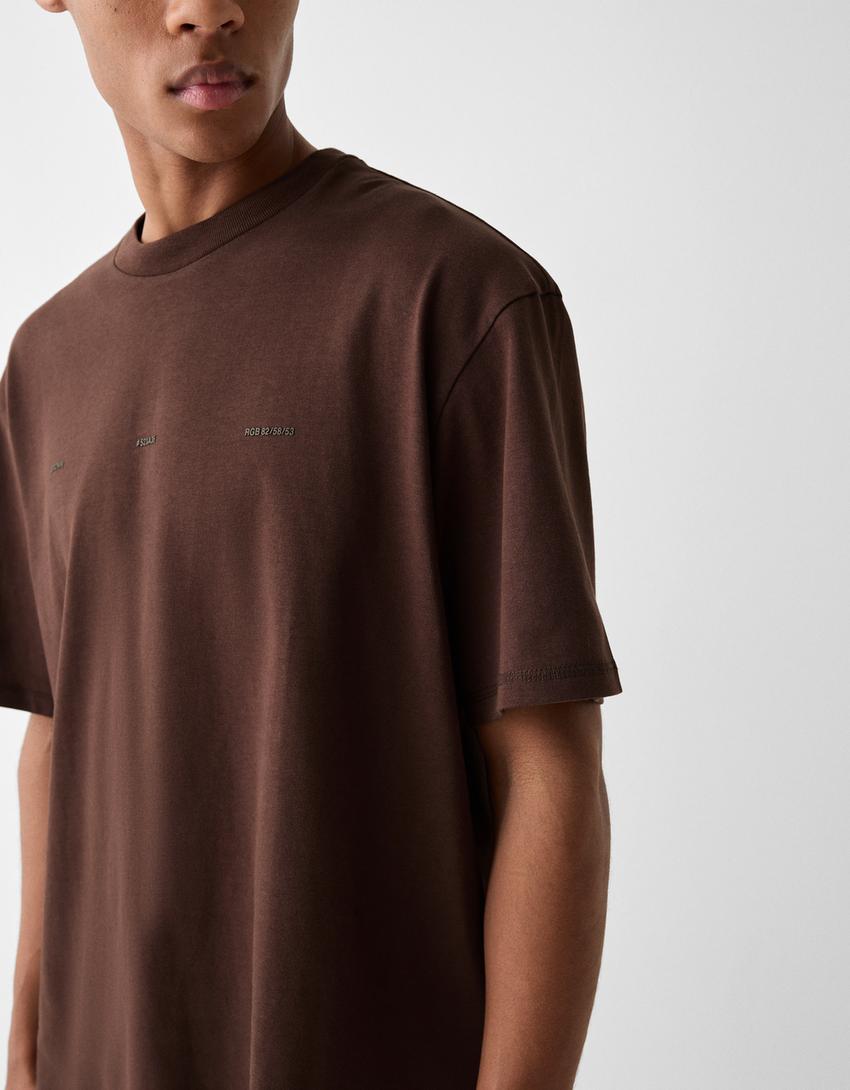 تيشرت بقصة مربعة وأكمام قصيرة وطبعة-بني-2