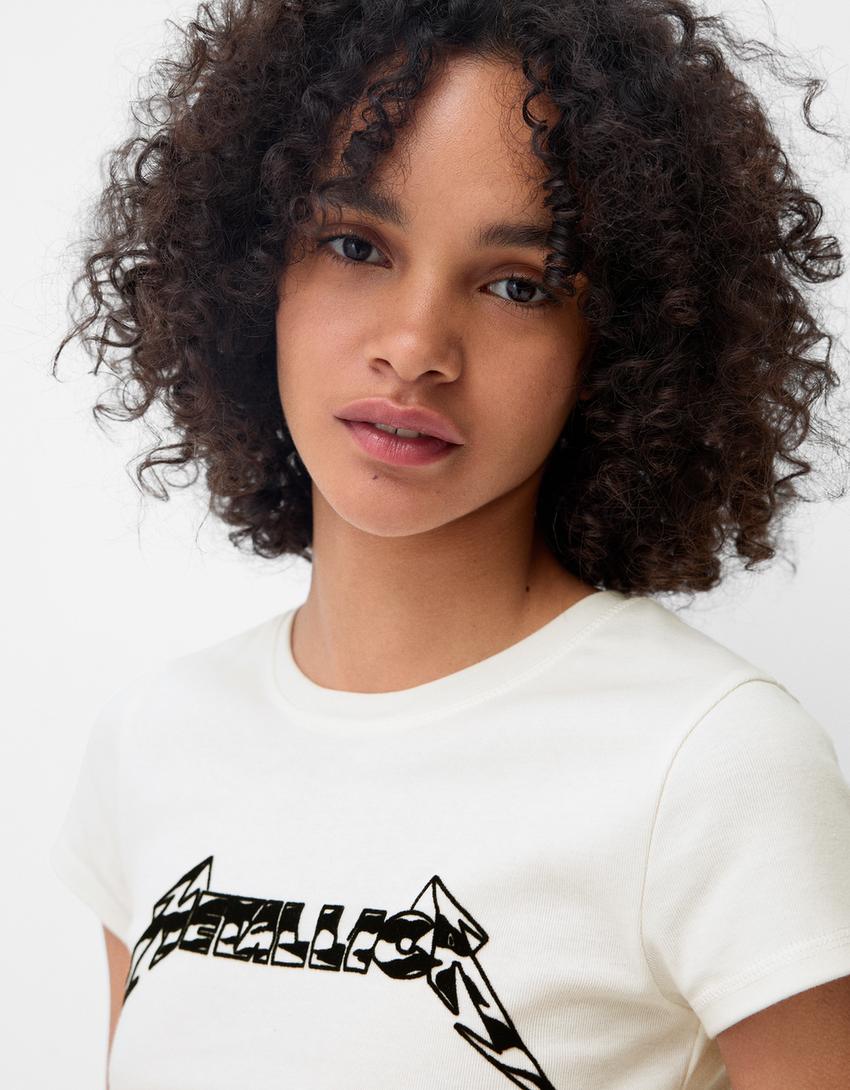 تيشرت ميتاليكا ضيق بأكمام قصيرة-أبيض مطفي-2